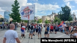 Zastava sa mapom Kosova, u bojama zastave Srbije na kojoj piše "Nema predaje", na protestu u Beogradu 28. juna.