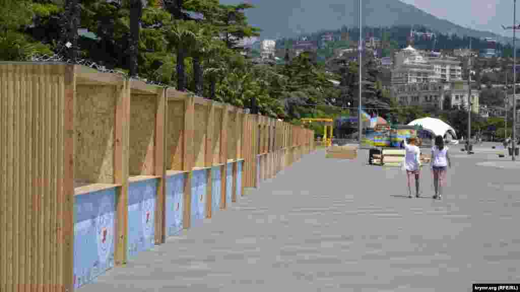 Чтобы привлечь больше туристов, российские власти Ялты организуют на набережной ярмарку «Ялта – город мастеров», на которую приедут производители сувениров и продуктов из 20 городов соседней России. Для нее на набережной устанавливают торговые ряды