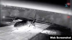 Поражение самолета Ан-26 на аэродроме в Крыму. Скриншот кадра из видео ГУР МО Украины