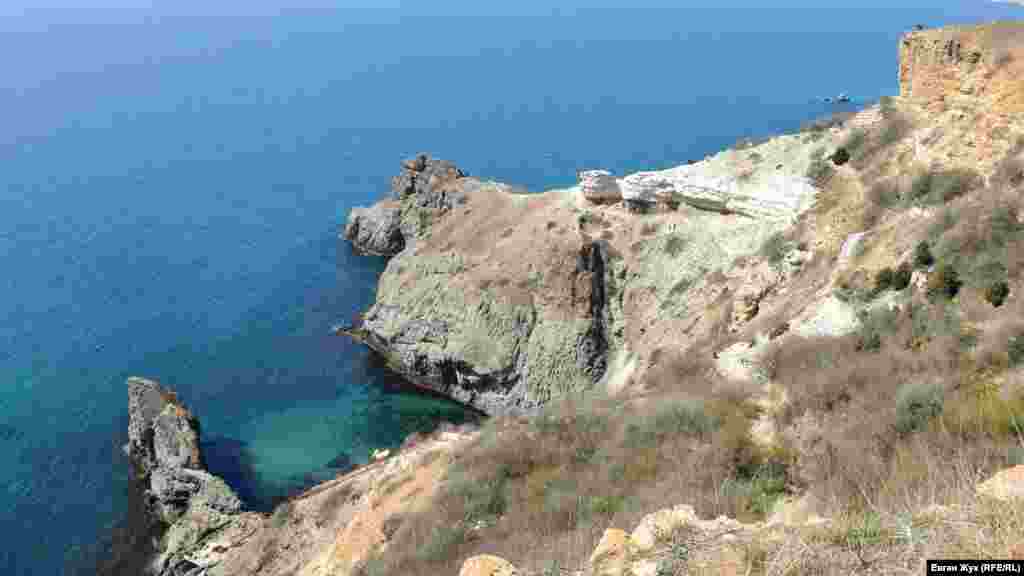 Зліва від мису Лермонтова – невеликий пляж, зараз він порожній