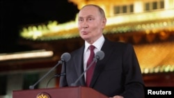 În China, Vladimir Putin a spus miercuri că l-ar primi pe Zelenski la Moscova, o propunere cu șanse zero de realizare.
