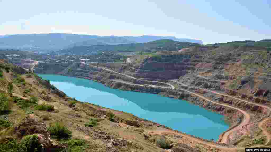 За декілька сотень метрах від Ушаковки розташоване популярне серед туристів місце – затоплений Кадиковський кар'єр, у якому влітку вода стає бірюзовою
