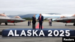 Президент России Владимир Путин и президент США Дональд Трамп на трибуне на взлетно-посадочной полосе в Анкоридже, Аляска, США. 15 августа 2025 года