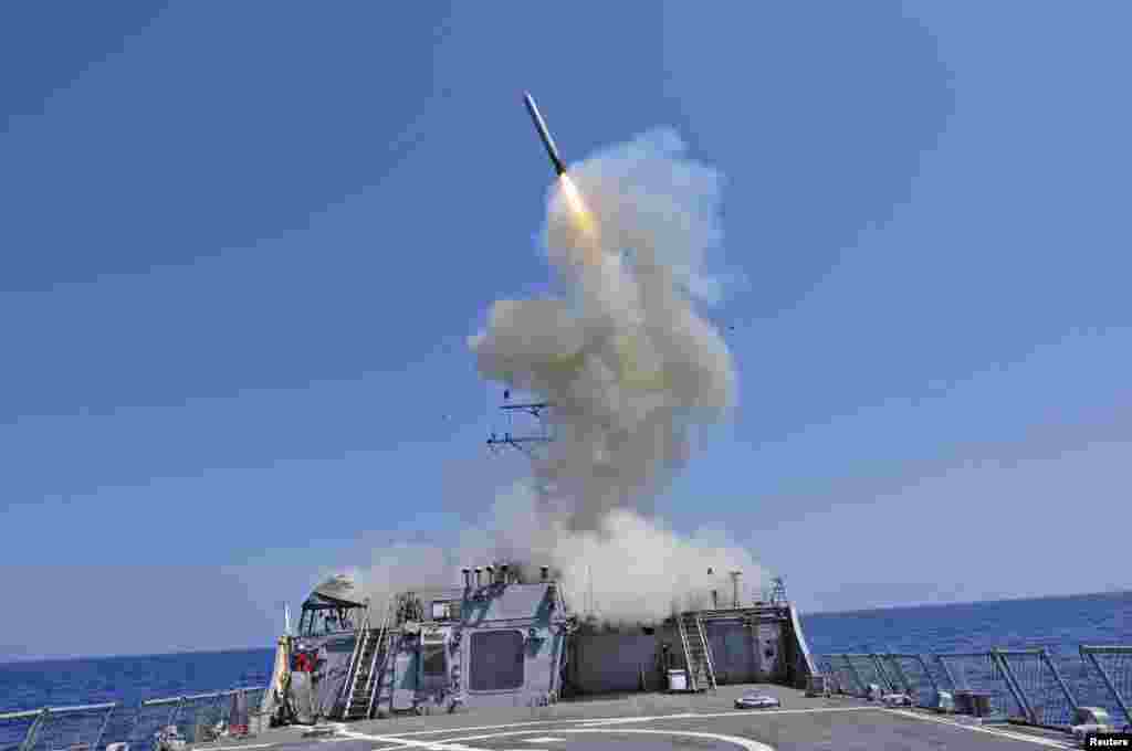 O navă a Marinei SUA lansează o rachetă Tomahawk în Marea Mediterană în martie 2011. Nu este clar cum va manevra Ucraina această armă, care este de obicei lansată de pe nave militare sau submarine. Rachetele Tomahawk pot fi lansate de la bordul unor aeronave, însă un oficial ucrainean a recunoscut în fața reporterilor că rachetele Tomahawk „nu sunt ușor de utilizat” fără bombardiere strategice, pe care Kievul nu le deține.