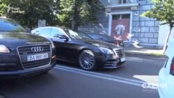Далі Mercedes зі «слугою народу» за кермом перетнув подвійну суцільну і виїхав на зустрічну смугу транспорту, аби не стояти в заторі