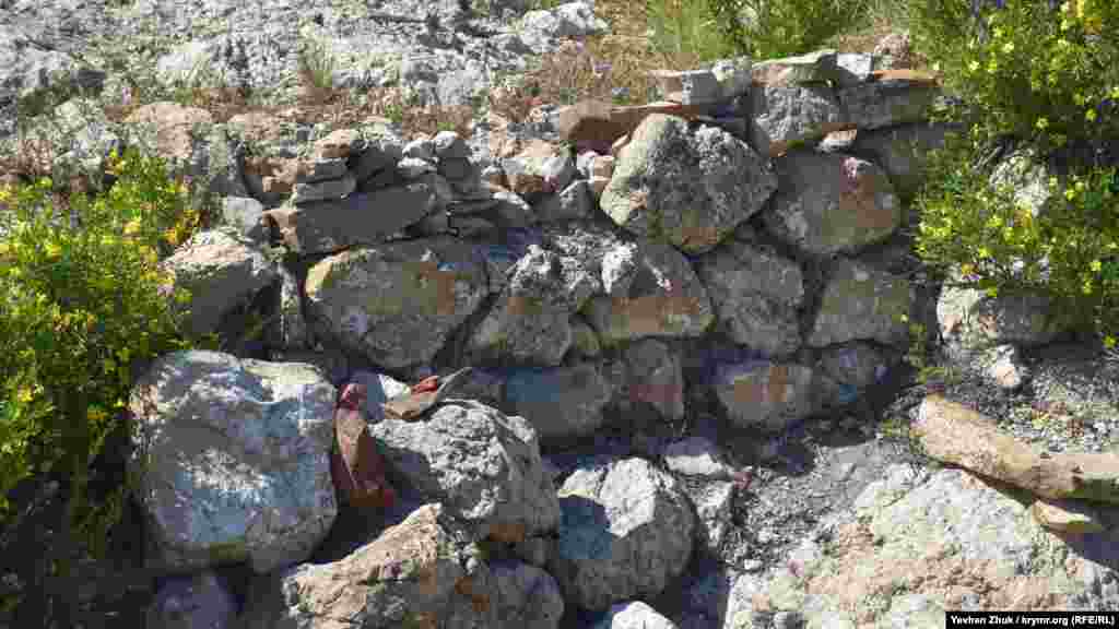 Неподалік – стародавні руїни. Це Камара Ісар, який входив до складу середньовічного феодального князівства Феодоро, столиця якого знаходилася на Мангупі. За версіями істориків, замок Камара був побудований у V столітті і проіснував аж до XIV століття. Під управлінням тутешнього феодала перебували три селища: Чембало, Кади-Кей (нинішня Кадиковка в Балаклаві – КР) і, власне, селище Камара