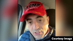 Đorđe Simion, kandidat za presednika Rumunije, sa kačketom na kom su ispisane poruke iz kampanje Donalda Trampa - "Tramp će spasiti Ameriku".