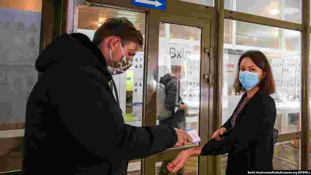 На вході до дільниці виборцям обов'язково вимірюють температуру