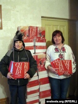 Наталка Бабіна з сином Тарасом тримають примірники альманаху «Справа»