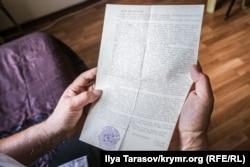 Умеров перечитує лист Мустафи Джемілєва, після якого він у червні 1978 року схвалив рішення припинити голодування