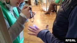 Voters in Georgia's EU Embassy in Brussels cast their votes in parliamentary elections (Oct 1, 2012)