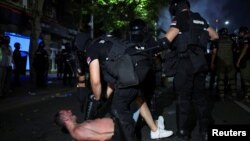 Žandarmerija hapsi demonstrante, 28. jun 2025.