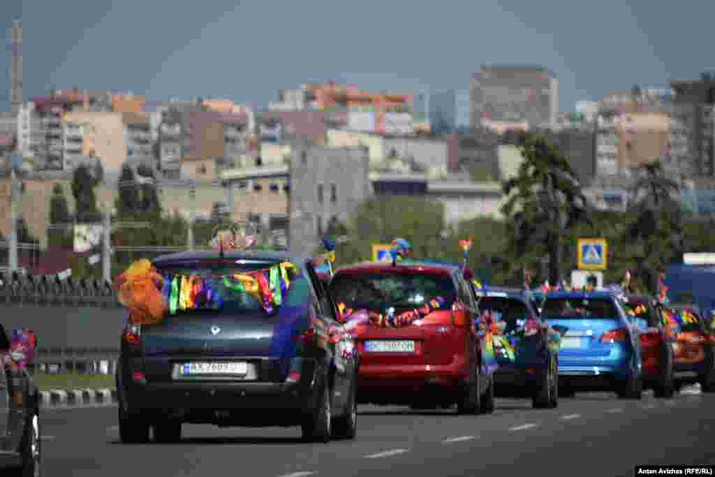 Колона учасників правозахисного маршу рухається запланованим маршрутом по одній з центральних магістралей Харкова