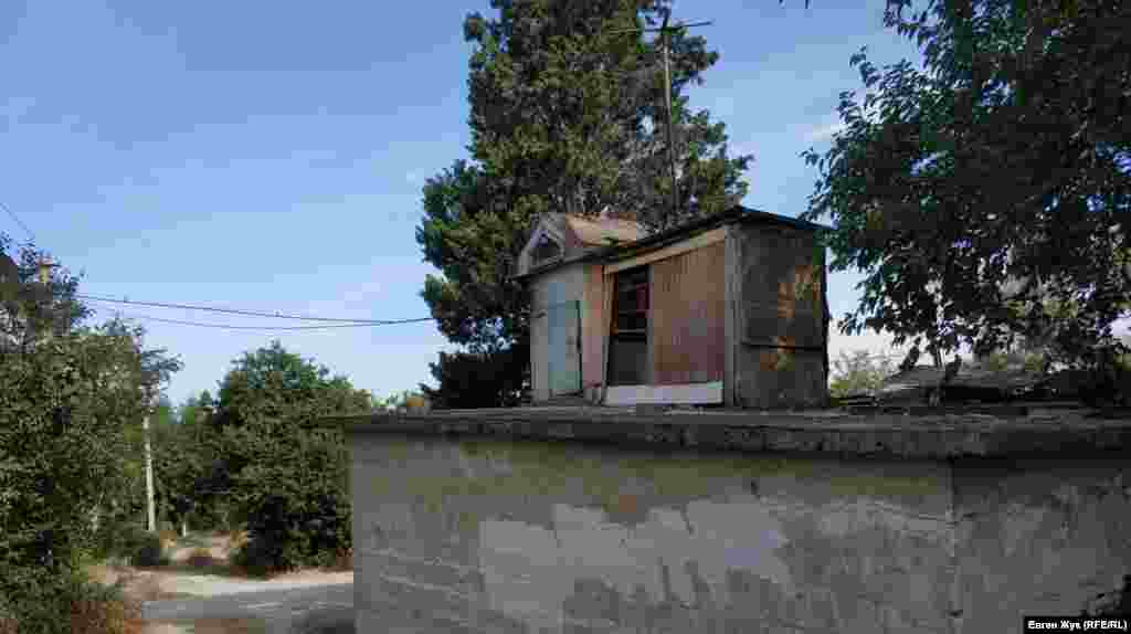 На даху гаража стоїть голубник, таке зараз не часто побачиш у Севастополі. Голуб'ятників зараз можна по пальцях перерахувати, проте вони щороку в місцевому екопарку «Лукомор'я» проводять зліт і виставку, на яку приїжджають любителі цих птахів з усього Криму