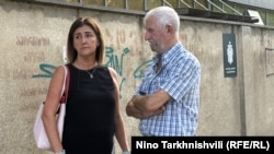 ბელა მეი ქალის მამიდა და ბაბუა სხდომის დასრულების შემდეგ. 2 სექტემბერი, 2025 წელი