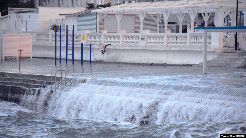 Пляж «Хрустальний» повністю заливає водою