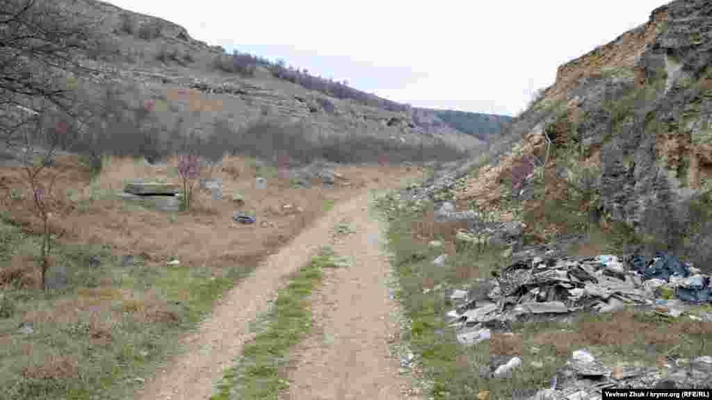 Асфальт закінчується, далі по балці йде ґрунтова дорога. На схилах – печери. Осадові породи схильні до як вимивання, так і вивітрювання. Уламки шиферу, шматки автомобільних запчастин, пластик і просто побутове сміття стали звичними пейзажами Сарандінакіної балки