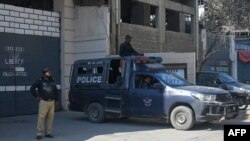 په کراچۍ کې پولیس د هغې کارخانې مخې ته پهره کوي چې پکې یو کس دوه چینايي وګړي ویشتلي ول - د ۲۰۲۴ز کال د نومبر پینځمې انځور.