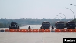 Vojnici na putu prema zgradi vlade u Najpjitavu u Mjanmaru, 1. februara 2021.