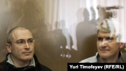 Михаил Ходорковский и Платон Лебедев в "аквариуме"