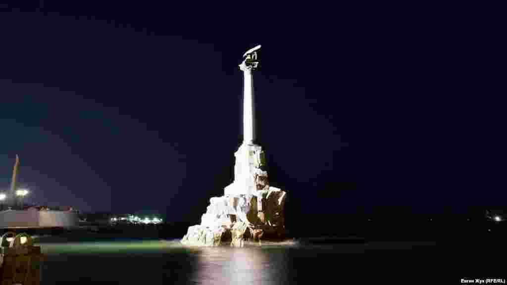 Штиль у Севастопольській бухті і пам'ятник затопленим кораблям у променях прожекторів