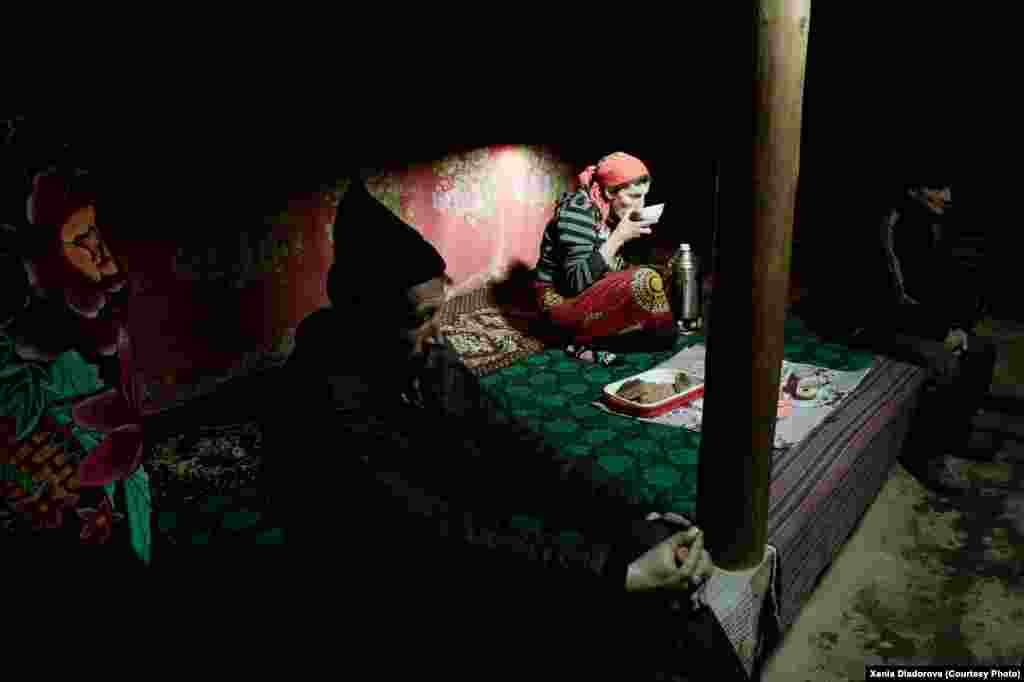 Хонаҳои помирӣ аксар тиреза надоранд. Рӯшанӣ ба ин хонаҳо аз равзан меояд.  