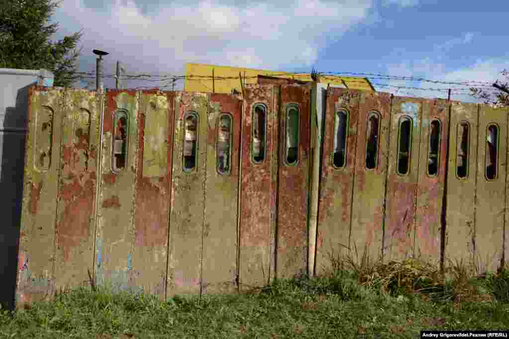 А это забор. Видимо, материала дешевле и проще, чем металлические дверцы у рачительного хозяина под рукой не оказалось.  