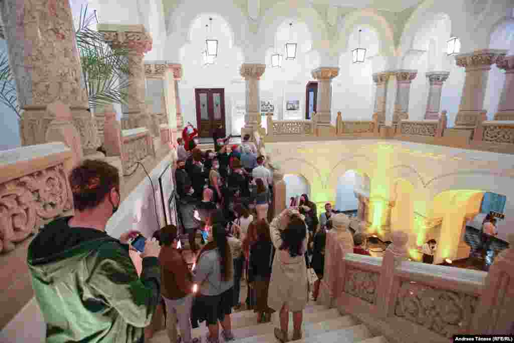 mai 2021 - După revonare, clădirea Primăriei Capitalei a fost și ea deschisă publicului. Anul acesta PMB nu a anunțat că nu particpă la Noaptea Muzeelor. 