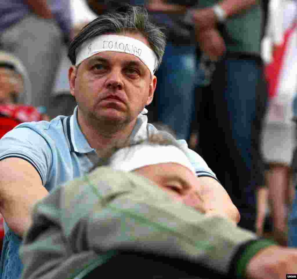 Долучився до голодування і журналіст Сергій Рахманін. Другий день «Мовного майдану», Київ, 4 липня 2012 року