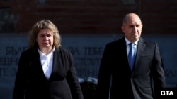 Наталия Киселова и Румен Радев по време на водосвета на бойните знамена по случай Деня на храбростта, 6 май 2025 г.