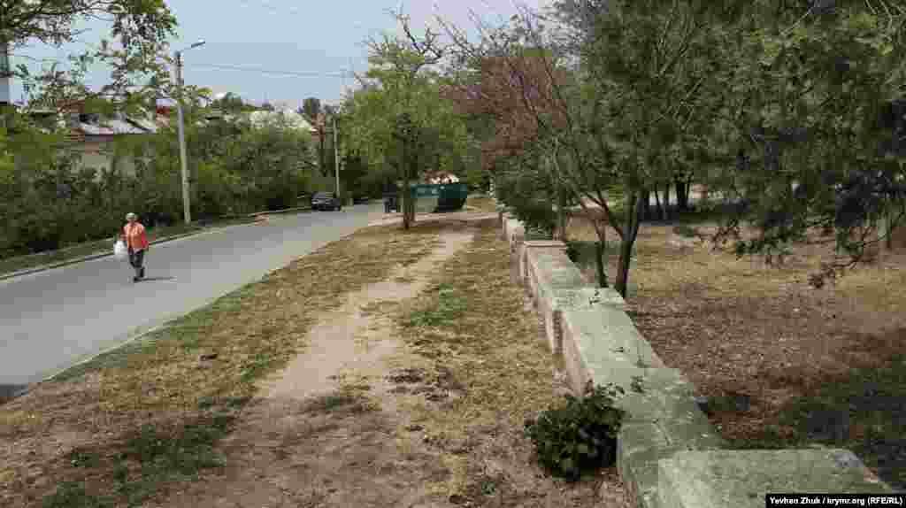 Сквер на місці другого бастіону розбитий на пагорбі та повторює форму самого бастіону. Навколо скверу і вздовж частини вулиці Макарова тягнеться невисокий кам'яний парапет, у якому зімітовані поглиблення для ложа гармат