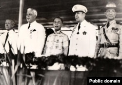 Слева направо: вице-президент Филиппин Серхио Осменья, верховный комиссар США Пол Макнатт, президент Филиппин Мавнуэль Кесон, военный советник США на Филиппинах Дуглас Макартур и начальник генерального штаба филиппинской армии генерал Паулино Сантос. 1935 год.