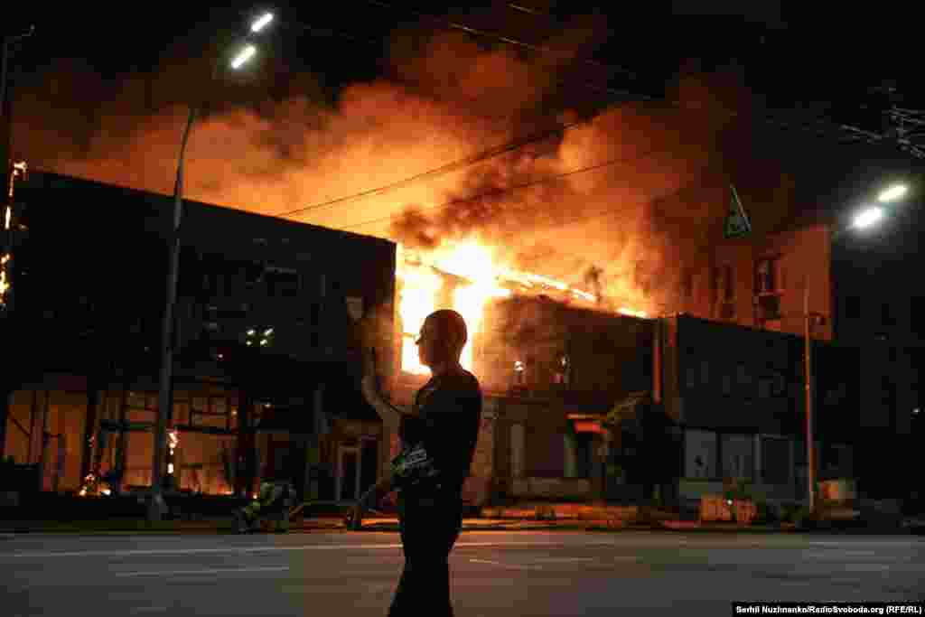 Incendiu izbucnit în Kiev, după un atac rusesc în timpul nopții - 6 iunie 2025.Bombardamentele au loc la trei zile de la operațiunea „Pânza de Păianjen” desfășurată de serviciile de spionaj ucrainiene în Rusia.