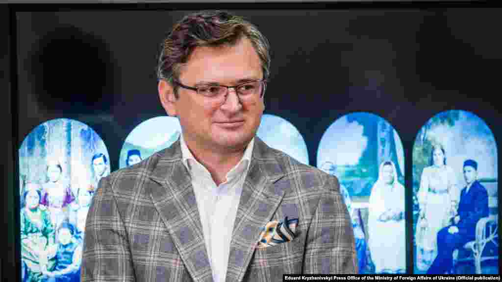 «Кожен іноземний гість, який відвідуватиме Міністерство закордонних справ – а це міністри, глави парламентів, глави урядів, – бачитиме цю виставку. Це живе і сильне художнє нагадування про ту справу, яка зараз об'єднує дуже багато країн світу: захист кримськотатарського народу і деокупація Криму», – сказав під час відкриття виставки голова МЗС України Дмитро Кулеба