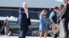 Președintele SUA, Donald Trump, alături de nepoții săi, Chloe și Tristan, înainte de a se îmbarca în Air Force One. Marți, 29 iulie 2025.