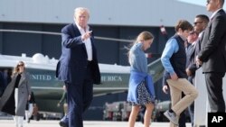 Președintele SUA, Donald Trump, alături de nepoții săi, Chloe și Tristan, înainte de a se îmbarca în Air Force One. Marți, 29 iulie 2025.