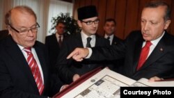 “Исламия” җәмгыяте рәисе Окан Дахер(с), Финляндия татарлары имамы Рамил Биляев һәм Төркия премьер-министры Рәҗәп Тайип Эрдоган