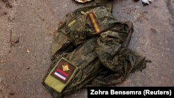 Брошенная российским военным форма в селе Дмитривка под Киевом. 1 апреля 2022 года
