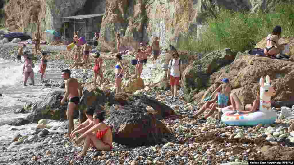 На пляжі колишньої бази відпочинку «Каравела» біля мису Лермонтова – багатолюдно