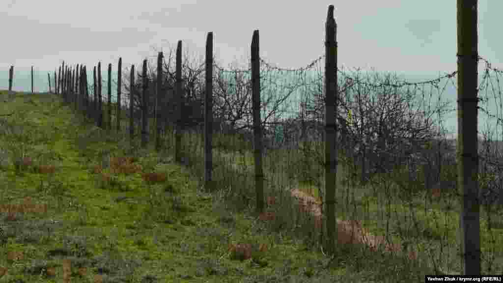 У 1928 році роботи поновилися, а батареї був привласнений тридцятий номер. У Севастополі з того часу її часто називають просто «тридцятка». На озброєння батарея отримала дві двогарматні артилерійські установки МБ-2-12 зі знаряддями калібру 305 мм або 12 дюймів по-старому. Іменувалися установки як перша і друга броневежі. Будівництво було закінчене в 1934 році, але недоробки усували аж до 1940 року