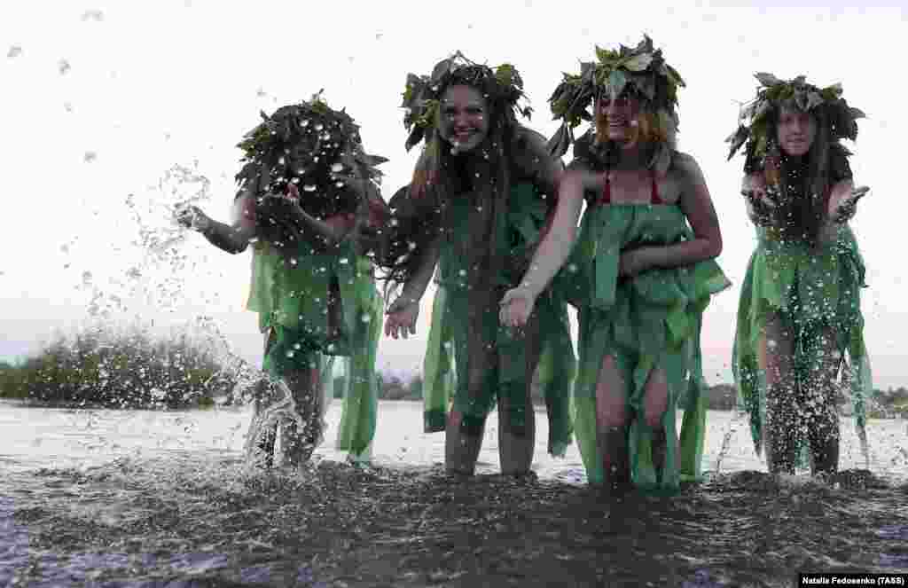 Обряди святкувань на Івана Купала пов'язані з очищенням, як водою, так і вогнем