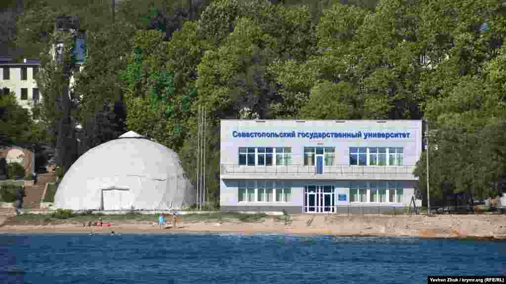 Центр морських досліджень і технологій Севастопольського національного університету ядерної енергії та промисловості (після анексії Криму – «Севастопольського державного університету») на березі бухти Голландія  