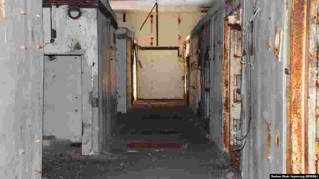 Найбільше вражає масштаб будови, висота якого близько 66 метрів – приблизно з 25-поверховий будинок. Вхід і стіни всередині змальовані графіті