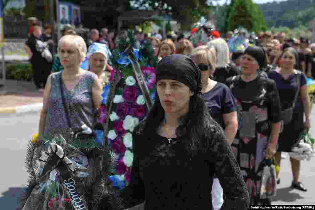 Траурна церемонія йде вулицями села Іванковичі
