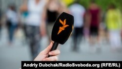 «Ми обурені затриманням наших журналістів і вимагаємо дотримання владою визнаного в усьому світі права журналістів на виконання своєї професійної діяльності», – йдеться в заяві Дейзі Сінделар