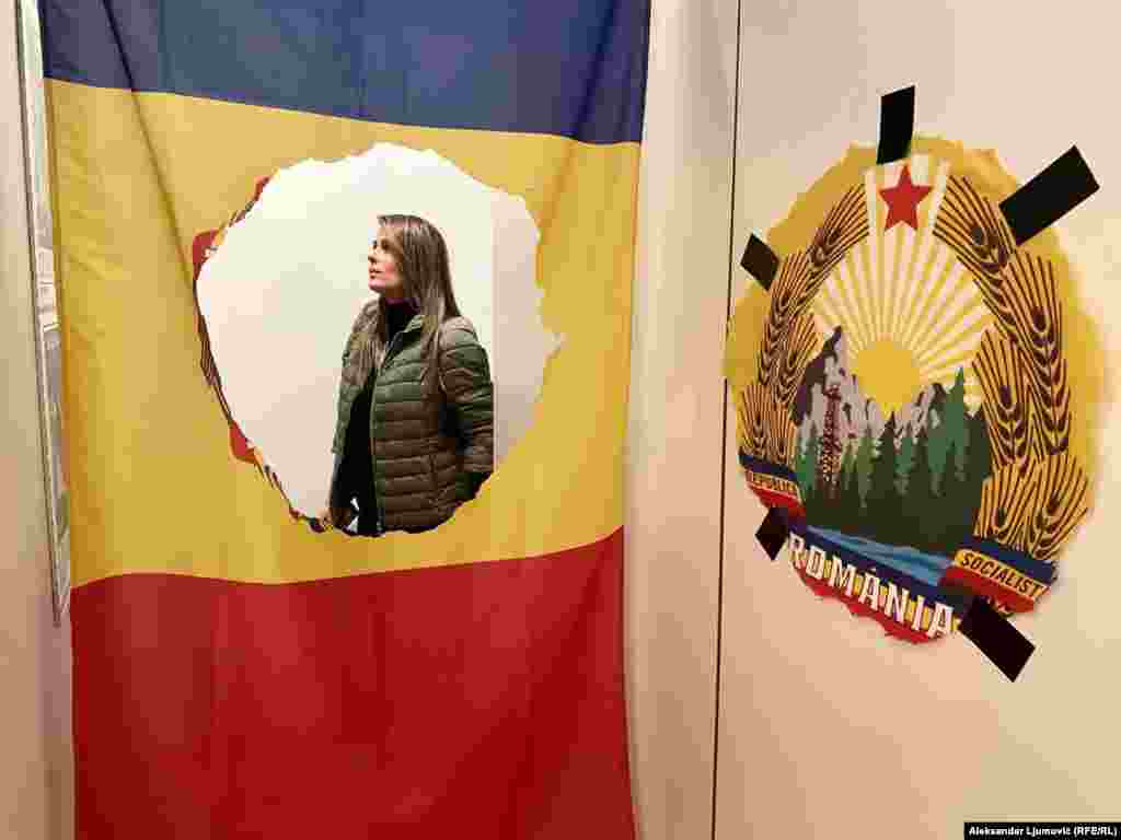 U Temišvaru su 16. decembra 1989. godine izbili prvi protesti protiv režima Nicolaea Ceausescua, koji su se ubrzo proširili na čitavu Rumuniju.Među demonstrantima se pojavio simbol pobune- rumunska zastava sa koje je izrezan grb Socijalističke Republike. Ta 'zastava s rupom' postala je prepoznatljiv znak revolucije i otpora totalitarnom režimu.Za razliku od većine socijalističkih zemalja koje su mirnom tranzicijom ušle u novu epohu, u Rumuniji je promjena vlasti došla kroz nasilje. Bilans je bio - oko 1.100 poginulih i više od 3.300 ranjenih.