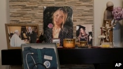 Fotografia unei victime a exploziei, Jessica Bezdjian, o soră medicală, în casa părinților ei din Bsalim, Liban, la 2 august 2025.