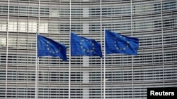 Ilustrativna fotografija, zastave Evropske unije ispred Evropske komisije u Briselu, 25. mart 2025.