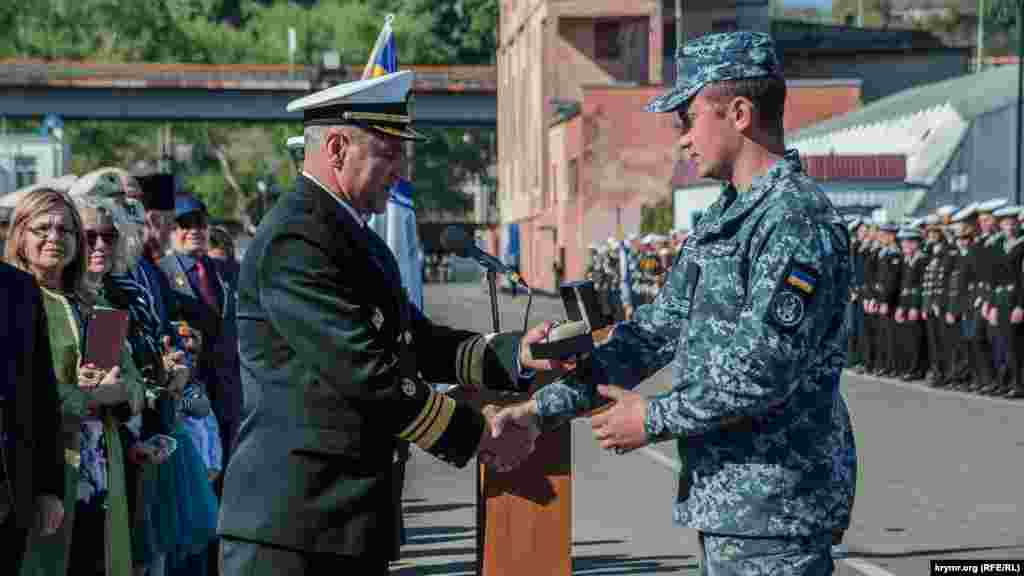 Навесні 2014 року курсант Севастопольської академії ВМС Олександр Регула (праворуч) разом з товаришами співав гімн України, в той час як російські військові спускали з флагштока український прапор і піднімали свій.  Тепер Олександр командує новим бронекатером «Кременчук»  