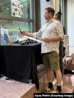 Відвідувач cканує qr-код